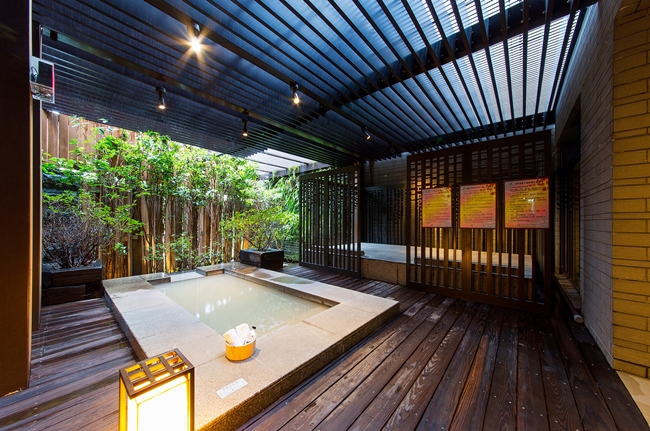 650圖2 入住旅客可免費使用9米挑高庭園設計的露天風呂