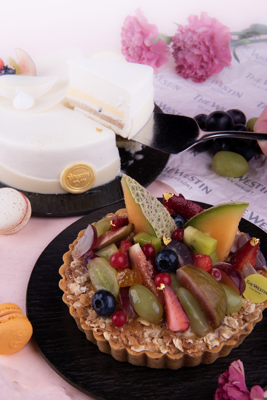 850宜蘭力麗威斯汀母親節蛋糕精緻呈現，推出純白馨意及繽紛水果塔，視覺、味覺一次滿足。(圖 宜蘭力麗威斯汀度假酒店提供)