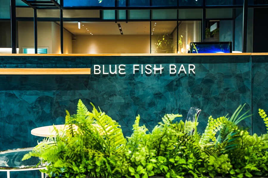 900blue Fish Bar選擇手工漫塗出海浪紋理感，洗滌庸碌喧囂。