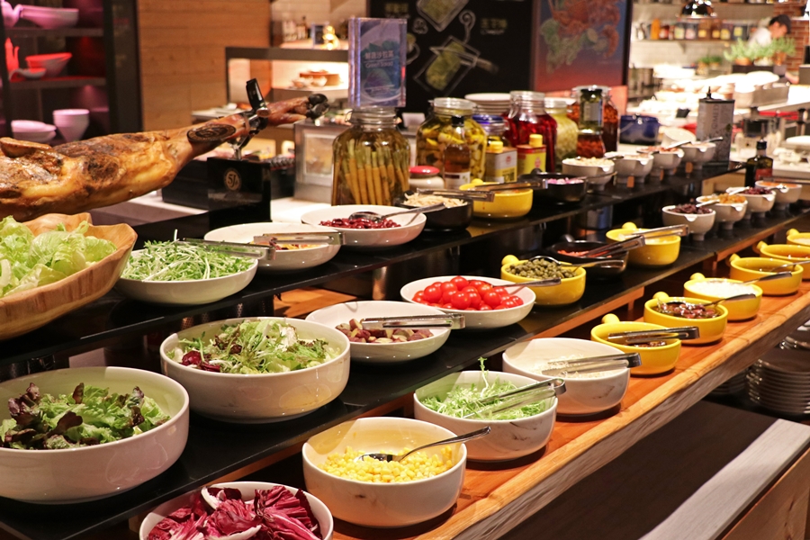 900台北士林萬麗酒店士林廚房於母親節檔期，餐檯供應多款小農生菜沙拉。