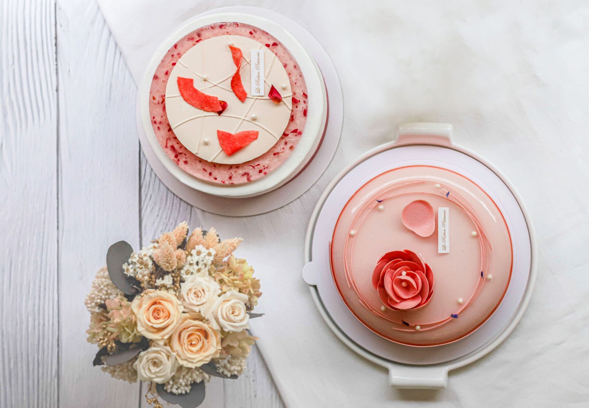 「法朋烘焙甜點坊 」 今年母親節為媽媽們研發設計出帶有酸甜風味的《嫣紅萬紫》和果香十足《蜜桃花語》兩款蛋糕 。