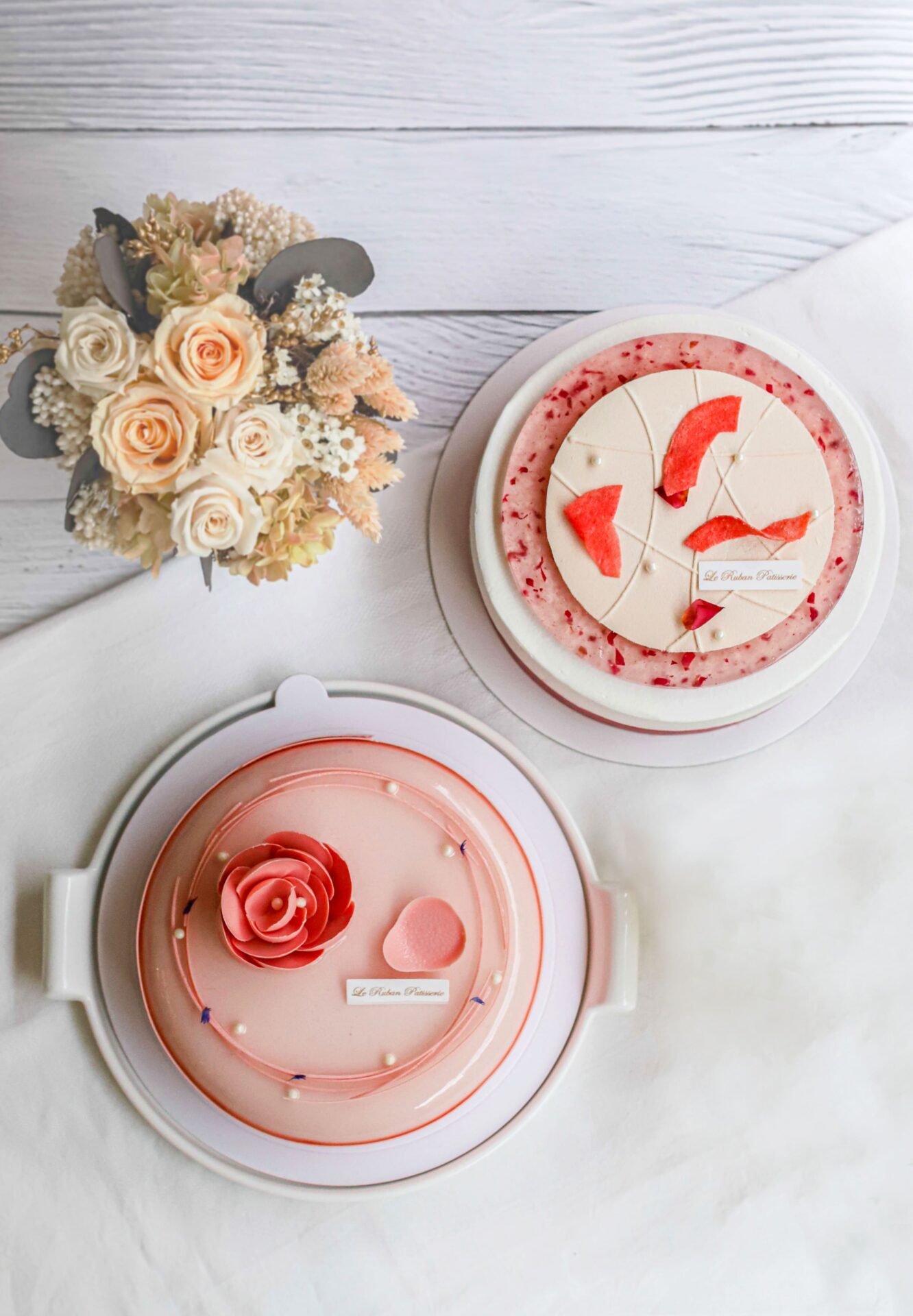 「法朋烘焙甜點坊 」 今年母親節為媽媽們研發設計出帶有酸甜風味的《嫣紅萬紫》和果香十足《蜜桃花語》兩款蛋糕 。