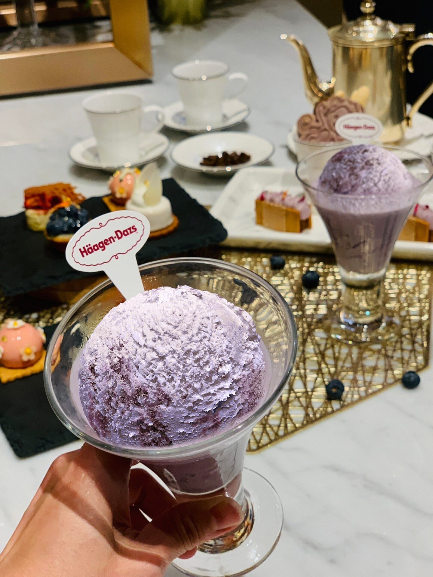 漢來大廳酒廊雙人經典午茶，包含哈根達斯期間限定「藍莓塔冰淇淋」，能品嚐到塔皮鬆軟中帶點酥脆的細膩口感，十分驚喜!