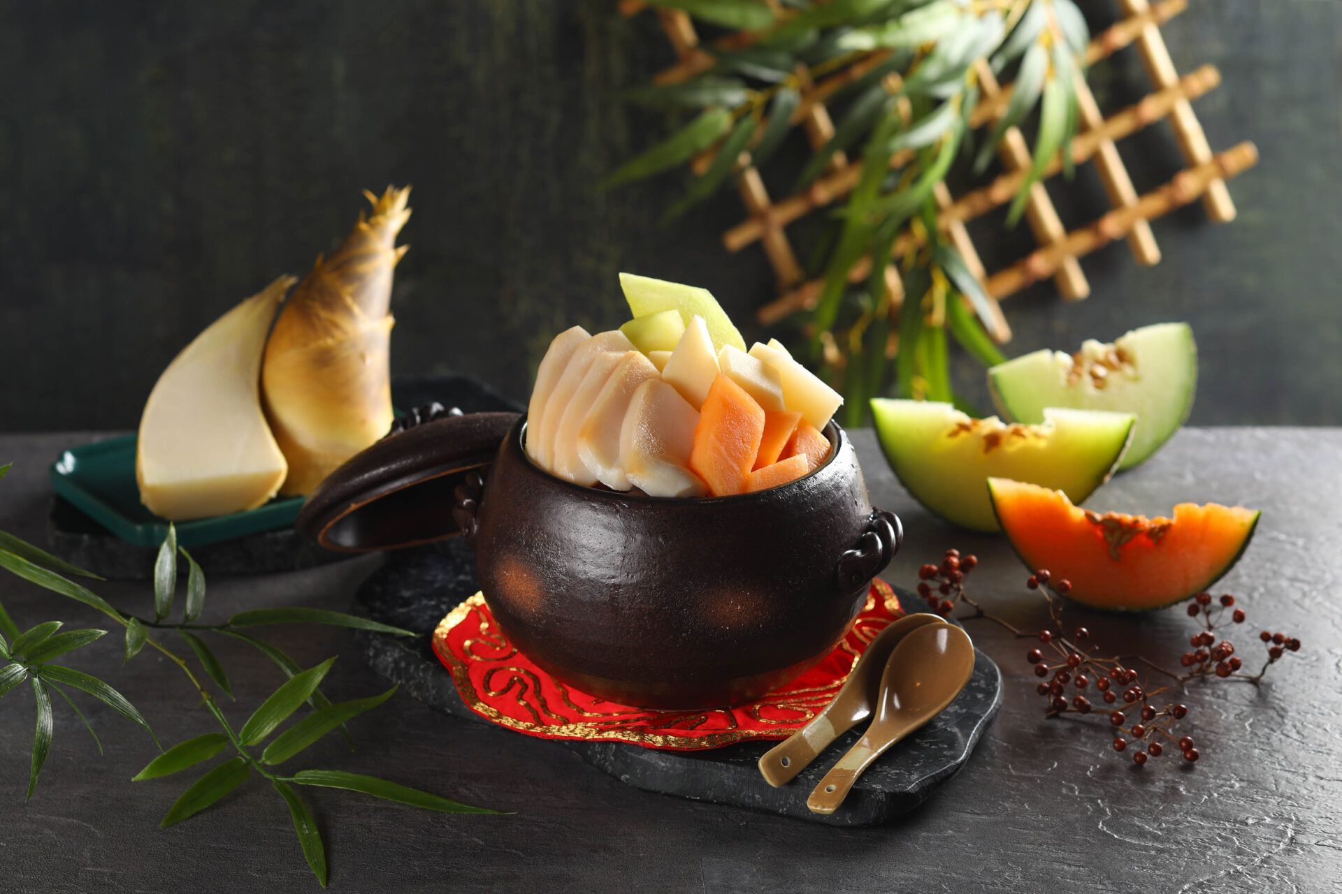 「望月樓」的新北冠軍筍套餐，主打有歷史典故的哈密瓜竹筍煲螺頭湯。