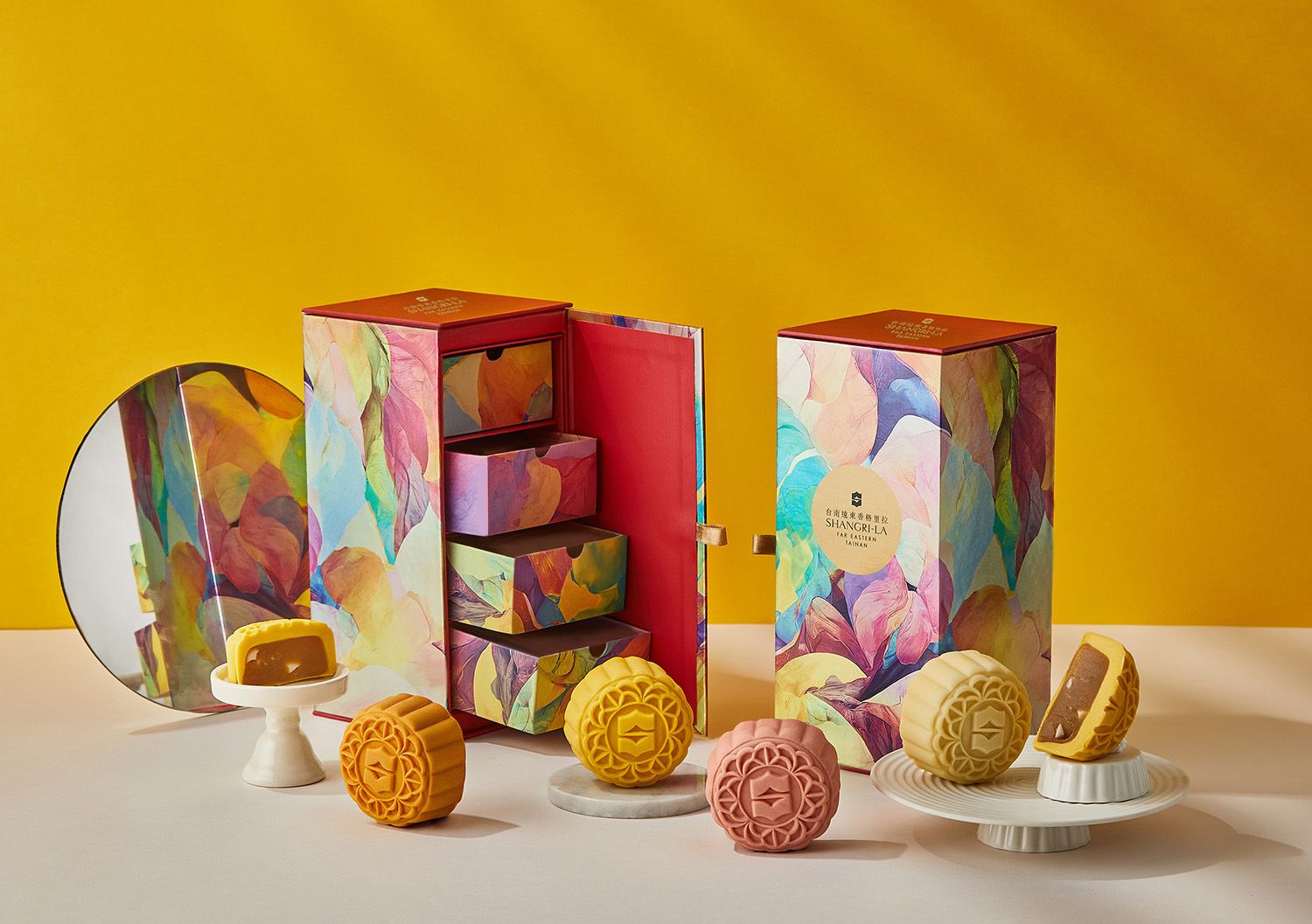 台南遠東香格里拉啟動首波月餅訂購，推出以在地食材、茶及法式甜點特色揉入日式桃山皮的「靚月」經典禮盒，每盒1,388元。