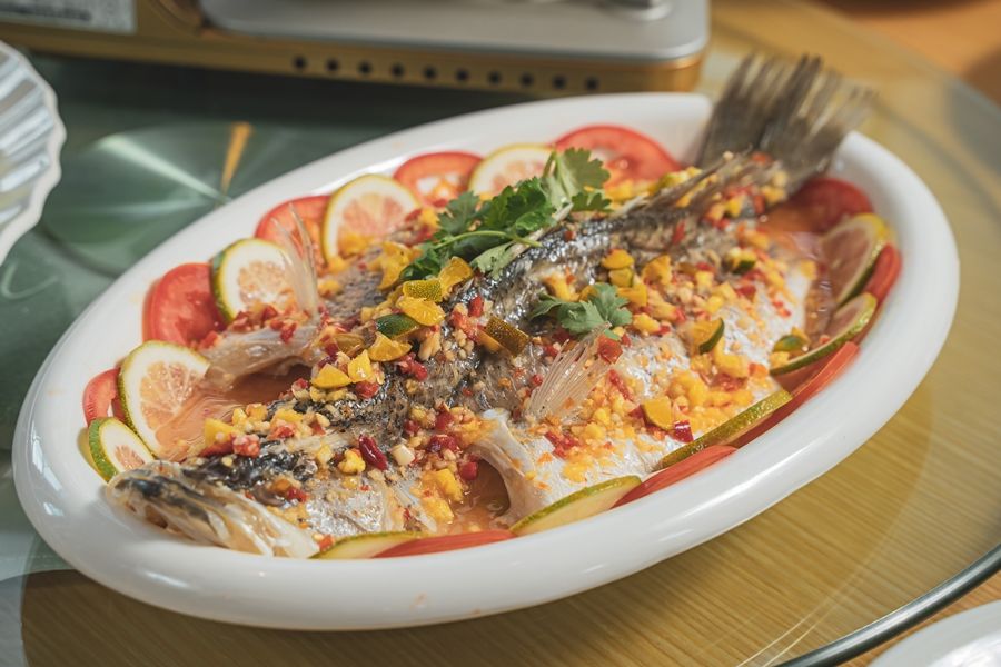 900使用安永cas技術的鱸魚和宜蘭在地金桔醬汁的桔香海上鮮，風味清爽甘甜。