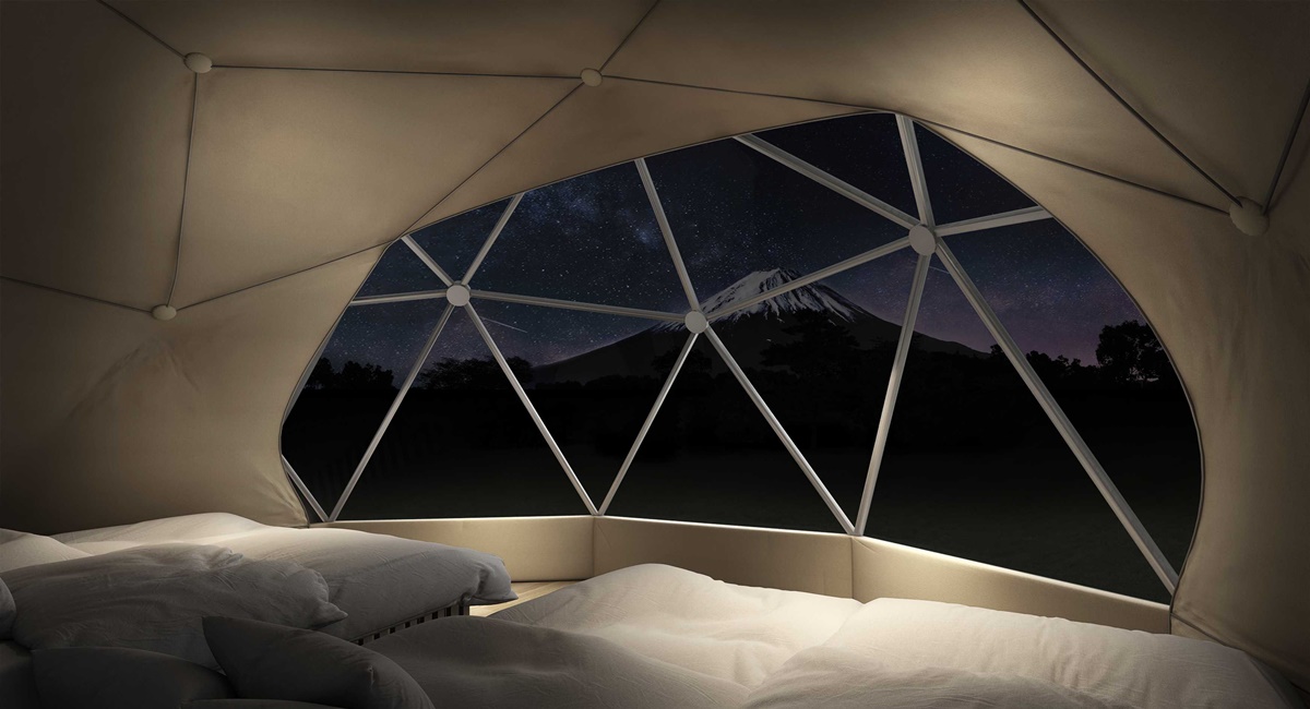 1 1 8月開幕的「dots By Dot Glamping Suite 001」，可以躺床看富士山入睡，夜裡還可以看見野生鹿群，沐浴在自然的生生不息中。