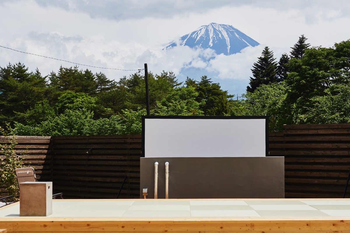 2 1 露天座湯影院，坐臥在暖湯之中，伴隨滿天星辰與富士山美景，chill享受電影浪漫氛圍。
