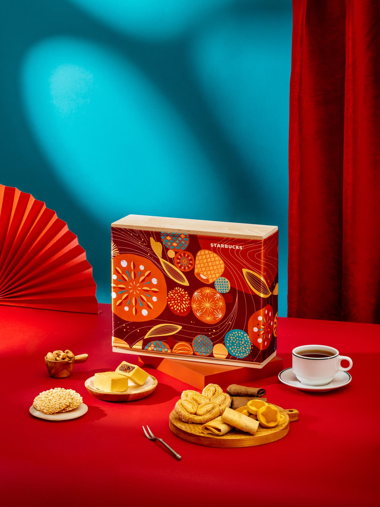 星巴克「星許豐盛寶盒」禮盒內含各式各樣風味餅乾及果酥，讓開箱就像尋寶，適合闔家團聚分享，各自挑選喜愛的點心，一同開啟豐盛的新年！
