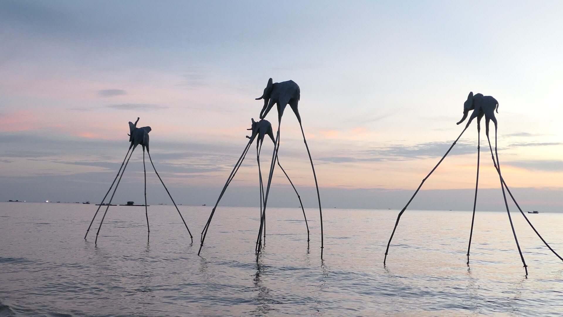 桑奈托日落海灘有令人嘆為觀止的各式裝置藝術，讓人流連忘返。 圖片來源：Akasha Wu