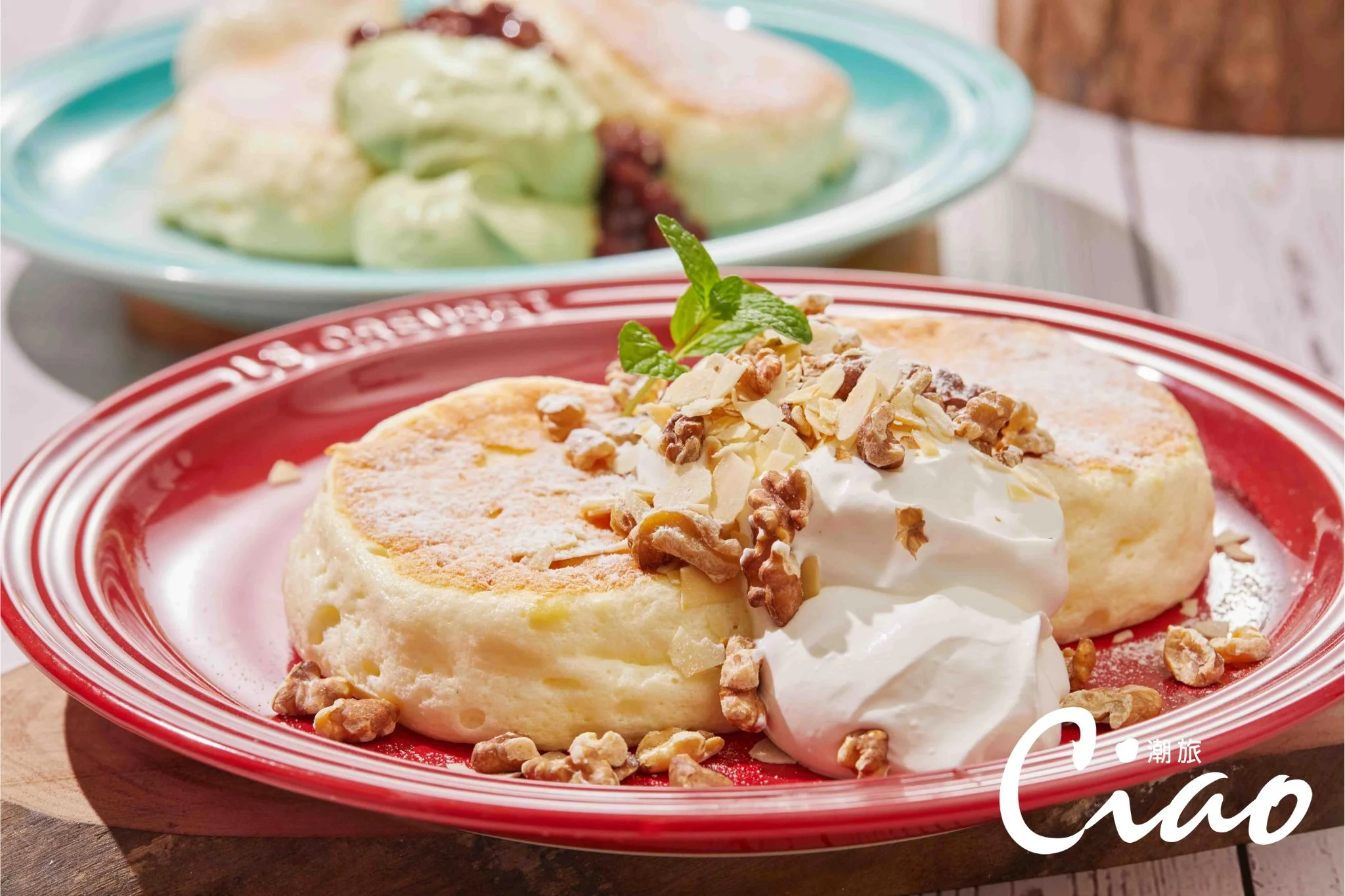 【武蔵野森珈琲diner】「堅果舒芙蕾鬆餅」瑞可達與奶油乳酪的清爽風味，加上北海道奶霜是美味關鍵。