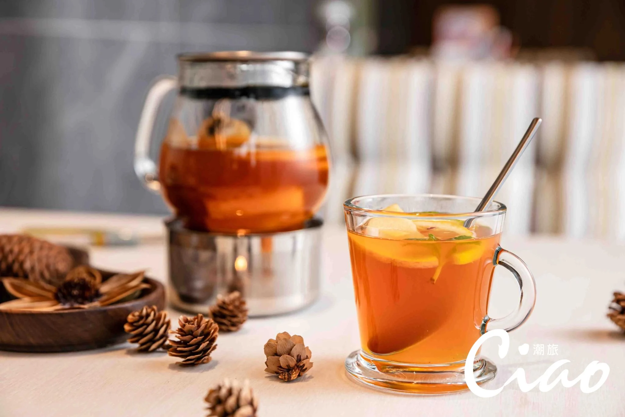 【武蔵野森珈琲diner】「熱特調水果茶」將酸甜果汁融入茶湯，品嚐果香與茶香的完美融合。