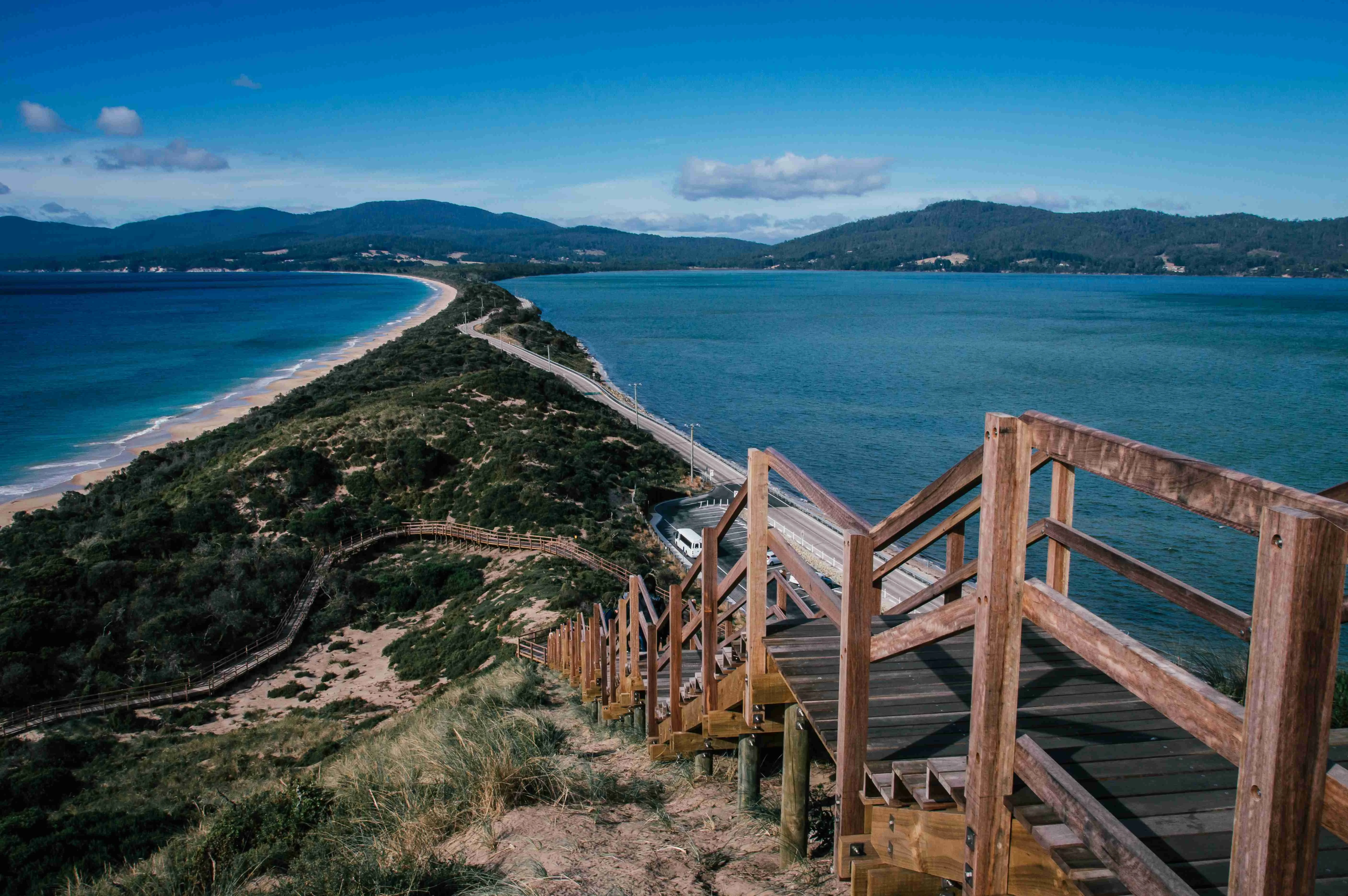 【澳洲】布魯尼島上著名景點－頸部景觀台的美景。© Unsplash／tamara Thurman