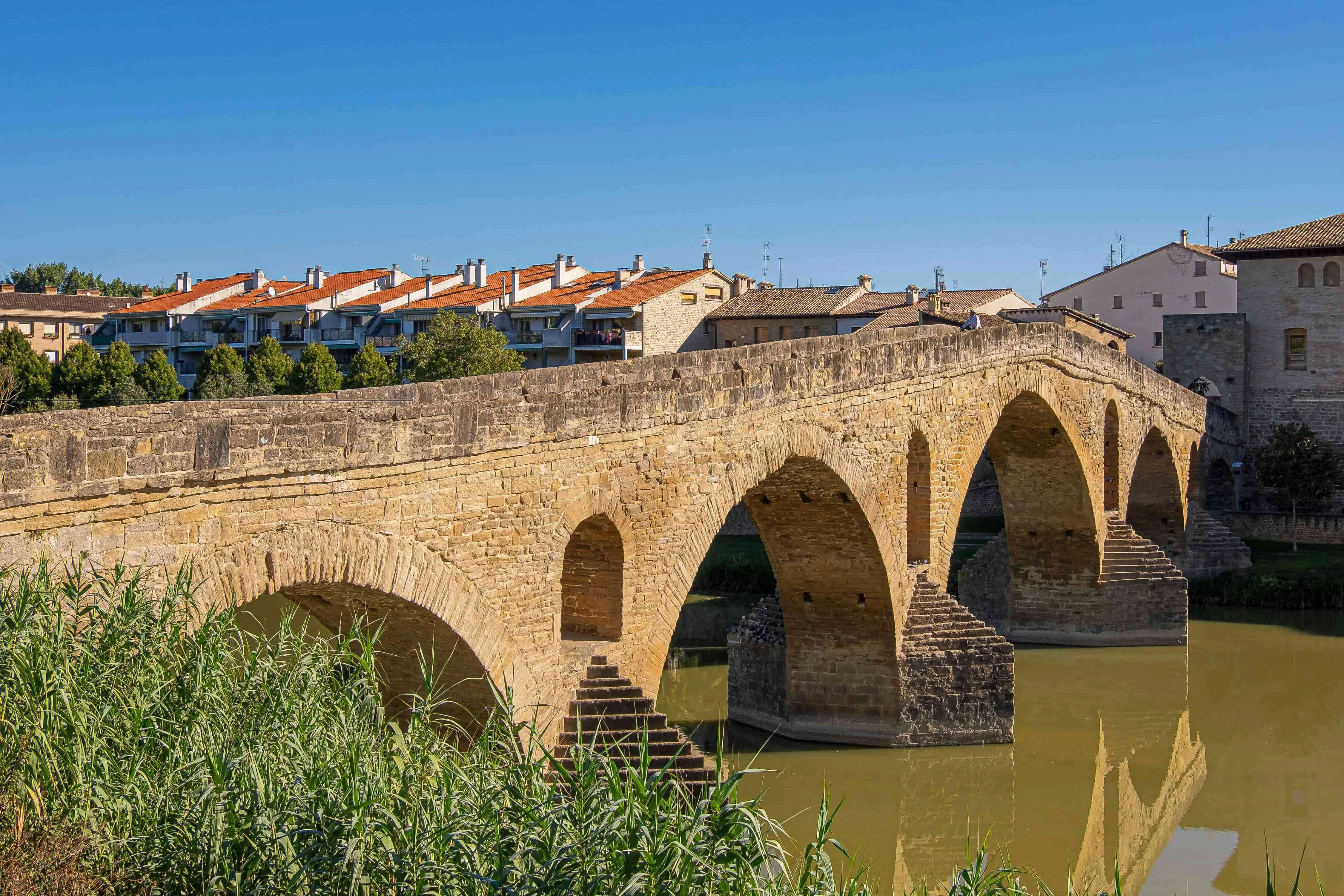 【西班牙Spain】puente La Reina鎮上美麗的羅馬式橋梁，傳說是11世紀時由當時的皇后為朝聖者興建的，所以此鎮又被稱為「皇后橋鎮」。© Burkard Meyendriesch／unsplash Tuya Tuya Tuya
