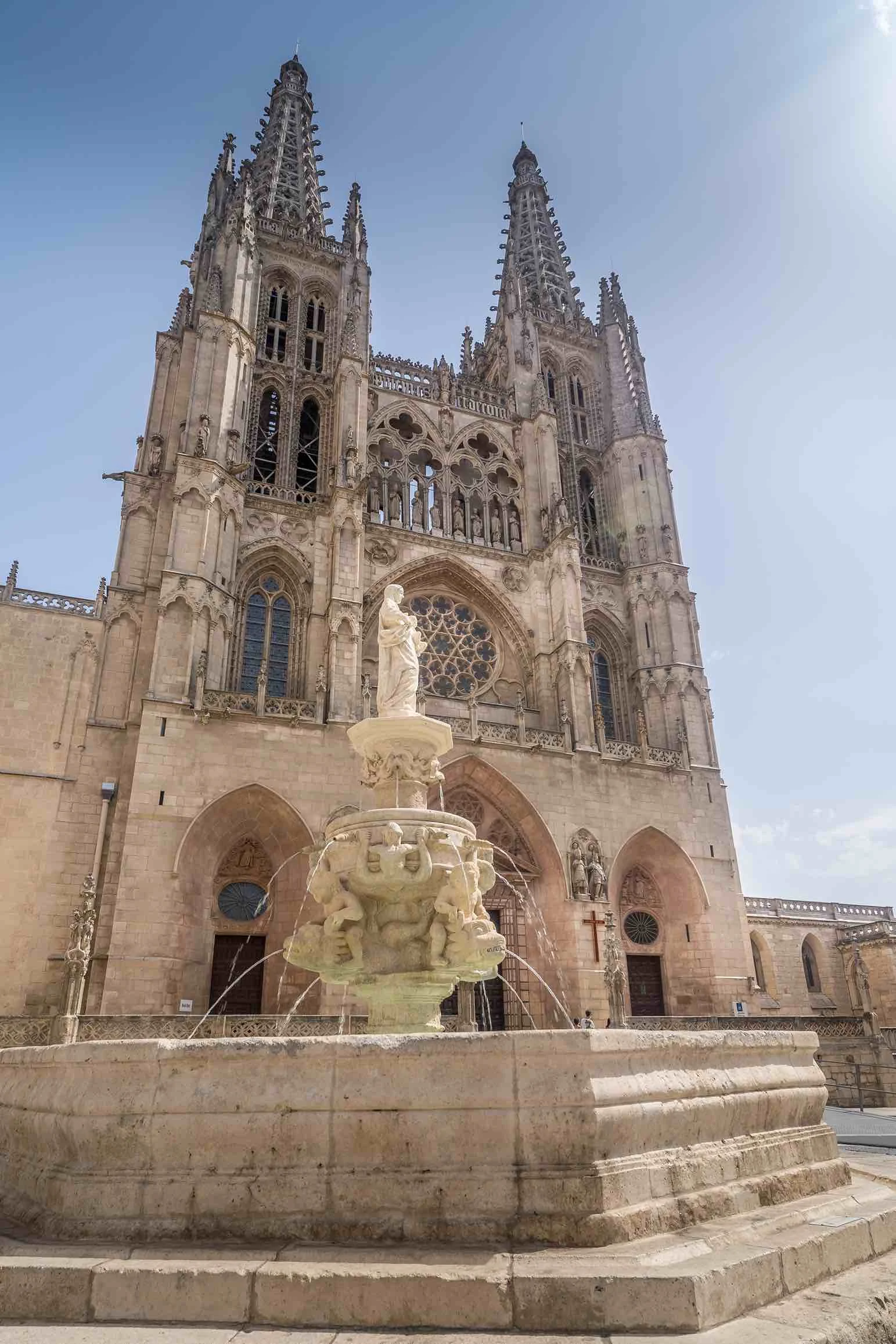 【西班牙Spain】「布爾戈斯主教座堂」是西班牙境內唯一一座單獨被列為世界遺產的教堂。© Freepik 1