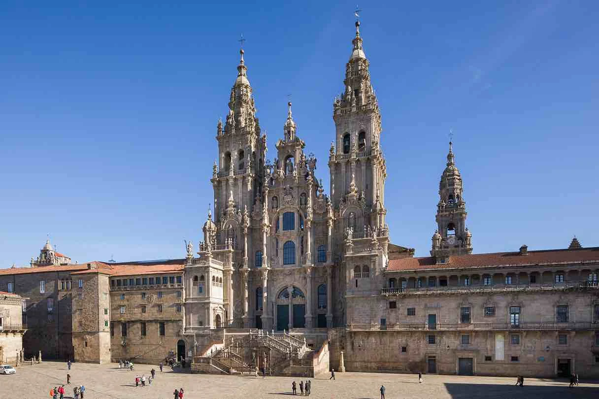 【法國france】「聖地牙哥 德孔波斯特拉主教座堂」面對石匠廣場的西立面，由兩座羅馬式塔樓組成，十分宏偉。© Fuco Reyes Para Turismo De Santiago 3