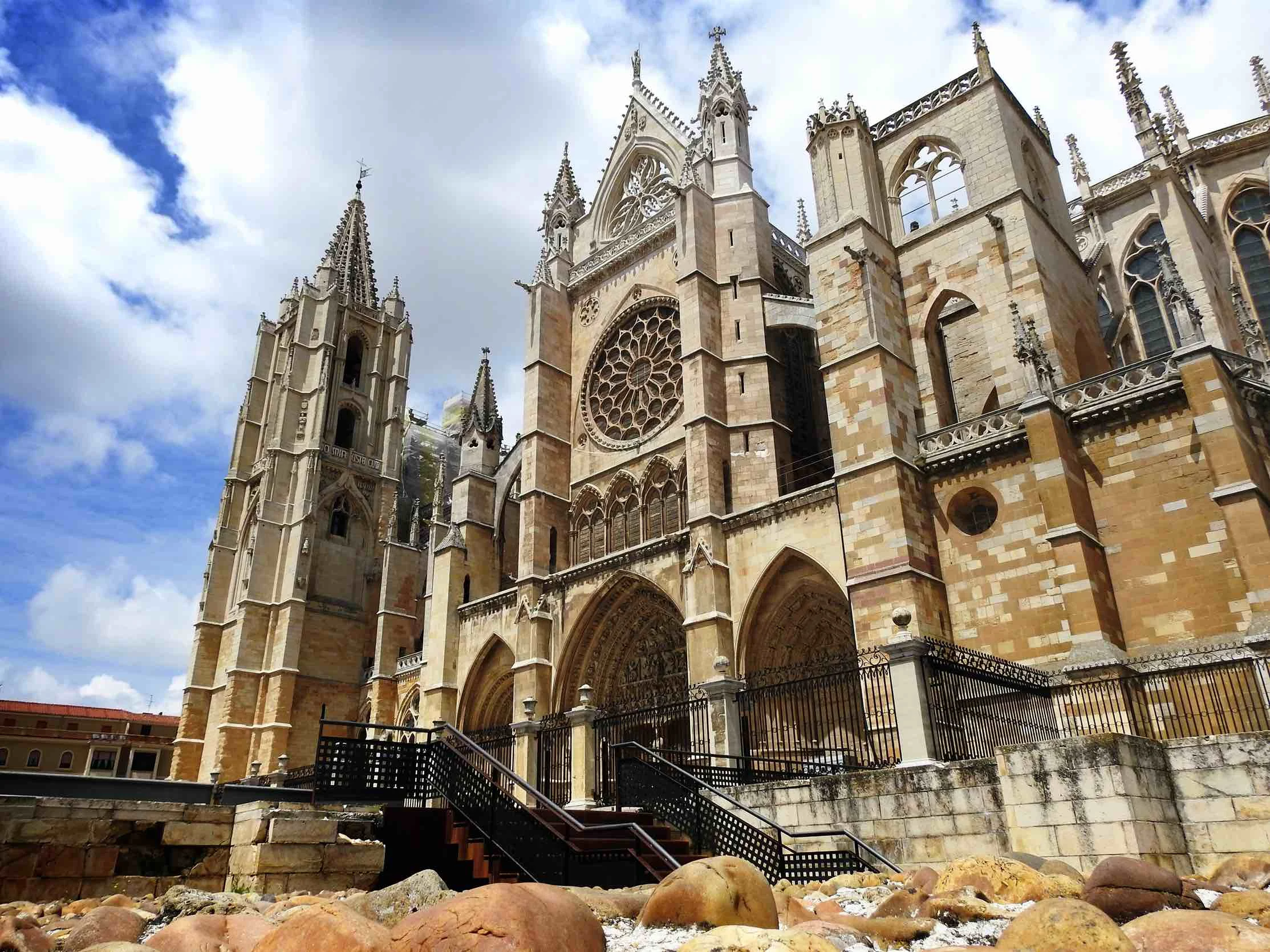 【西班牙Spain】「萊昂主教座堂」外觀與內部雕刻工藝繁複華麗，精緻之美展露無遺。© Freepik 2