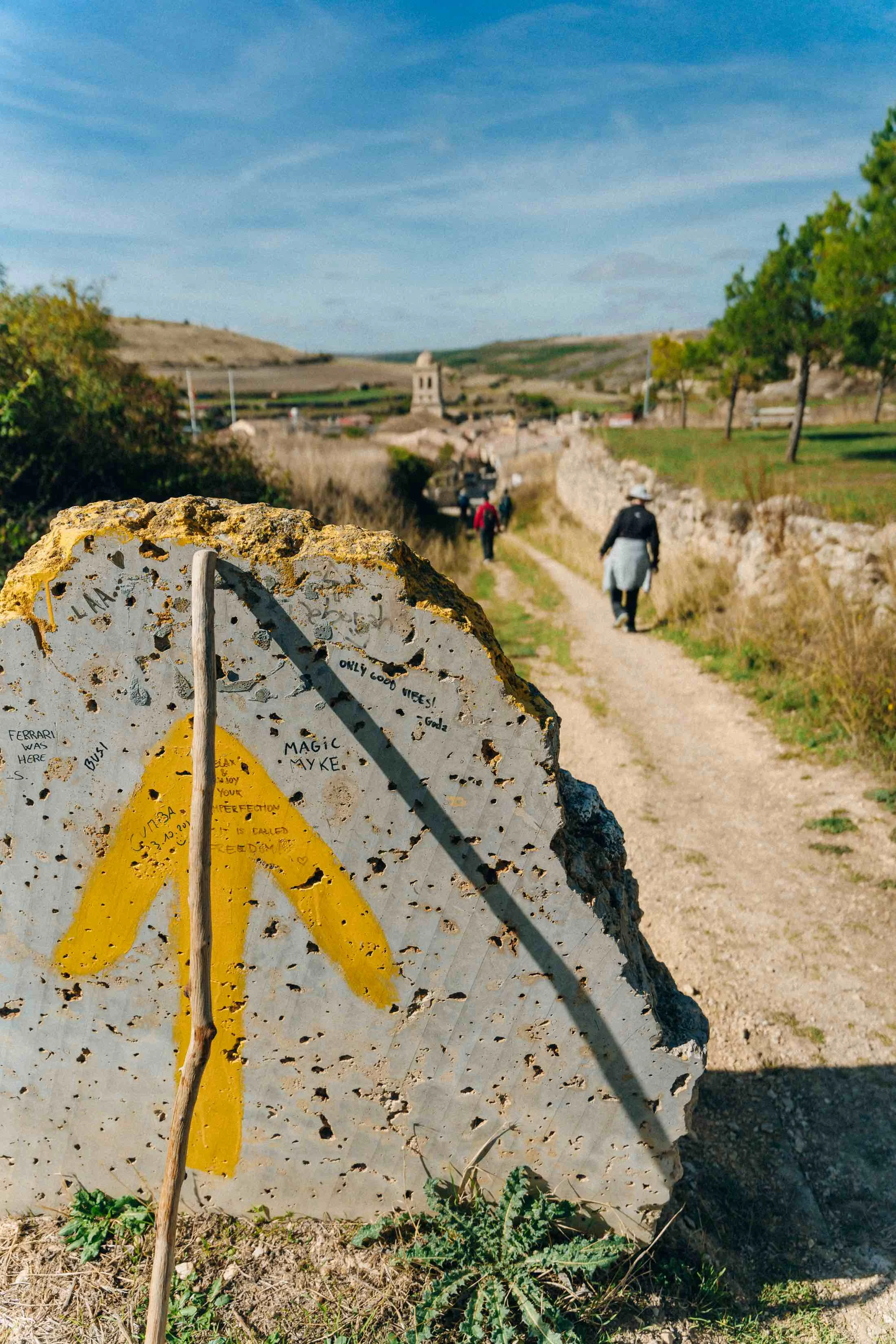 【西班牙Spain】不只是貝殼，一路上的黃色箭頭，也是引導著朝聖者方向的重要指標。© Freepik 5