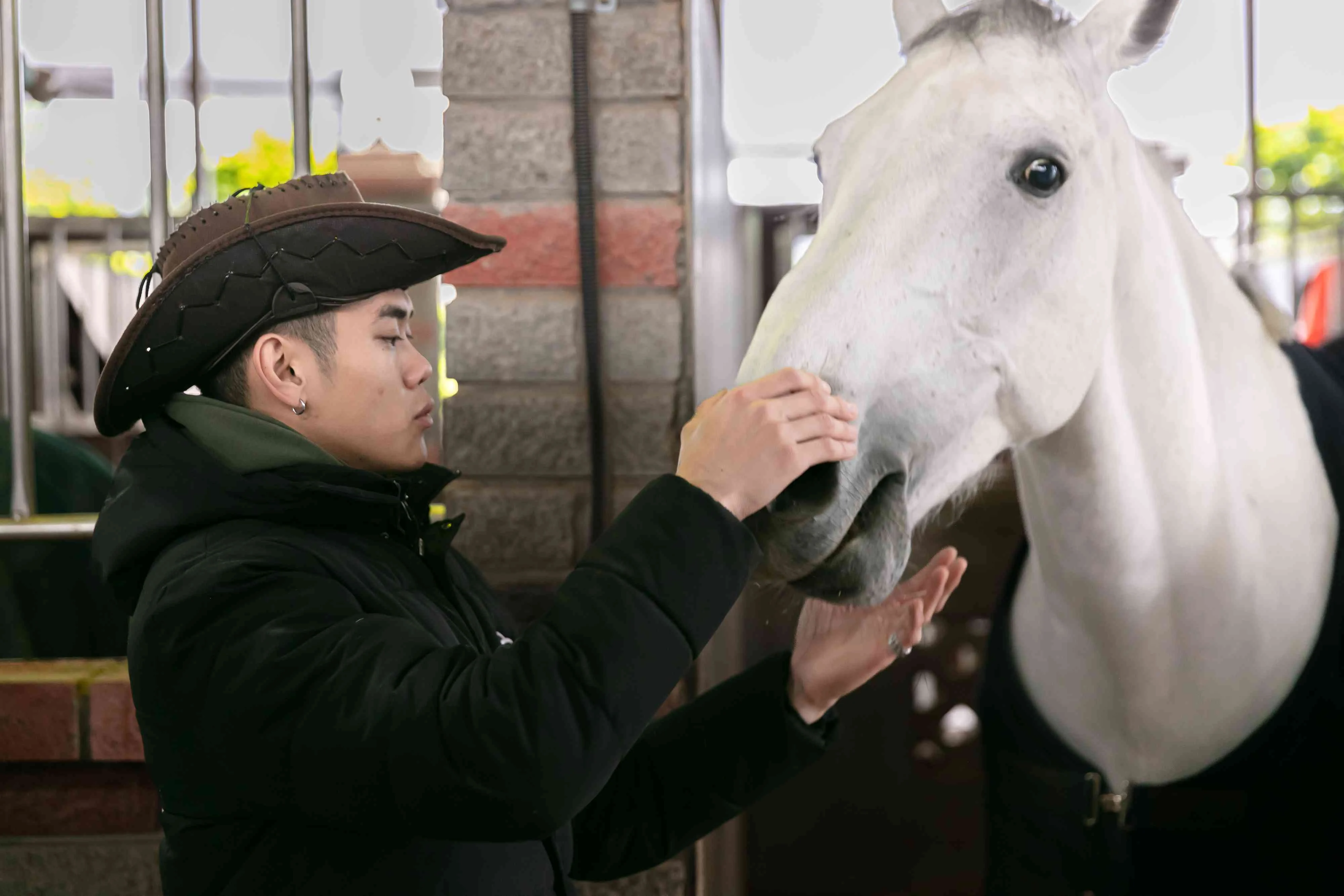 【馬場】教練正教導遊客要如何觸摸馬匹。
