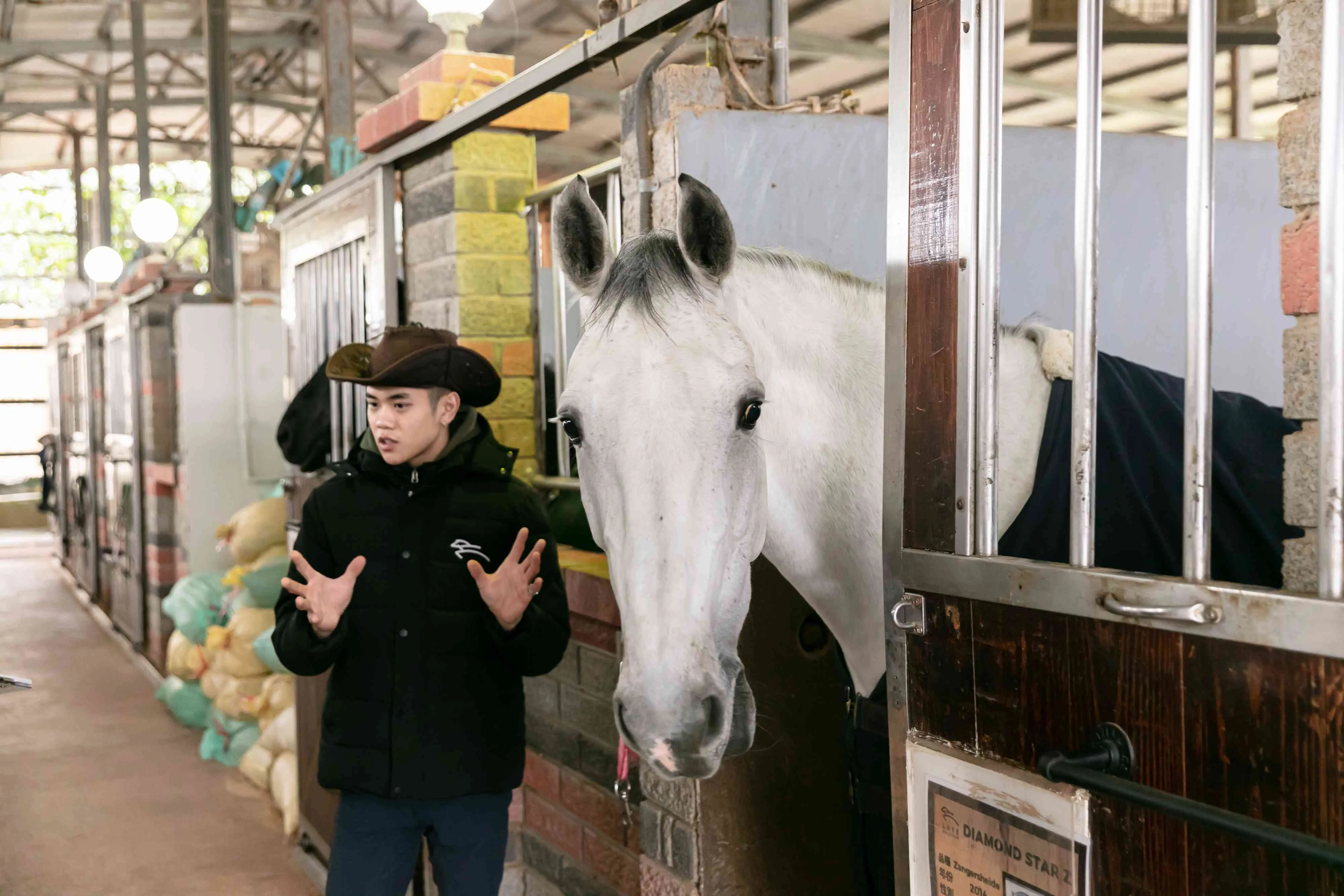 【馬場】教練細心地介紹馬匹生活環境。